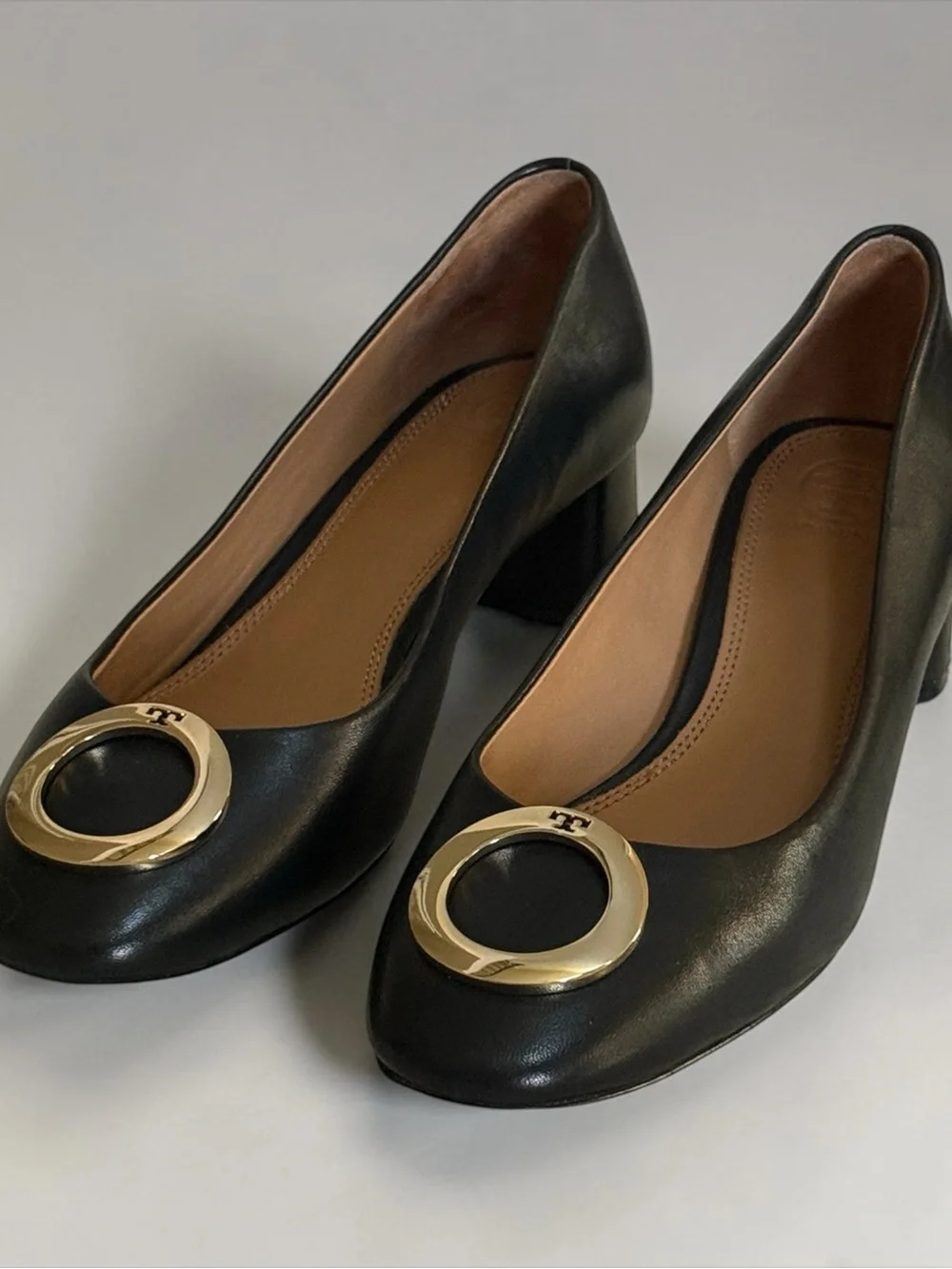 Tory Burch Black Leather Logo Medallion Block Heel Pumps! Size 8